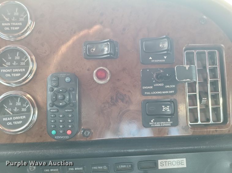 image for item DQ3642 2003 Peterbilt  378 semi truck