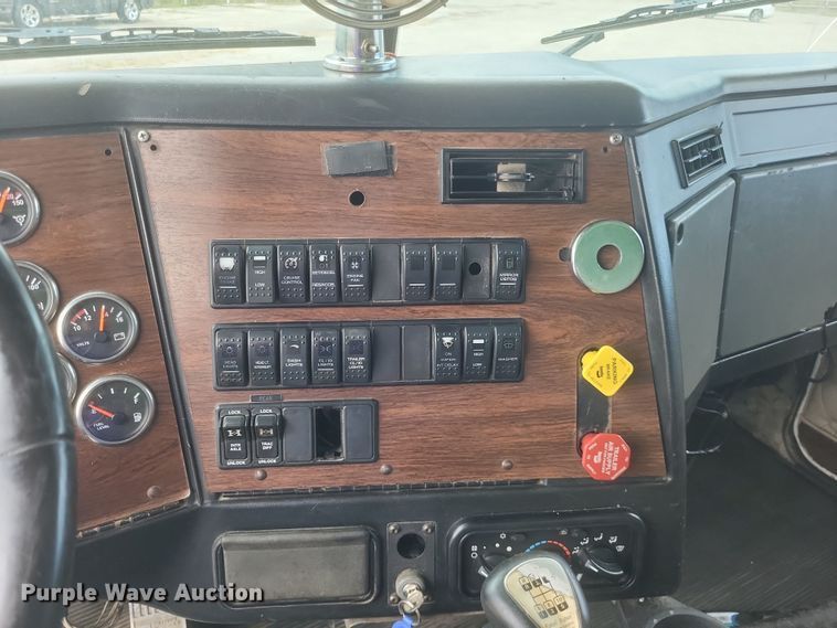 image for item DQ3661 2007 Western Star  4900FA dump truck