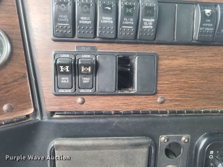 image for item DQ3661 2007 Western Star  4900FA dump truck