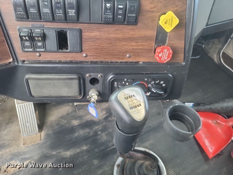 image for item DQ3661 2007 Western Star  4900FA dump truck