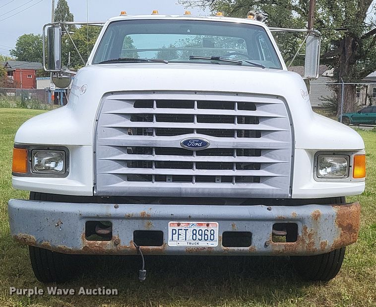 image for item DQ3664 1999 Ford F800 flatbed truck