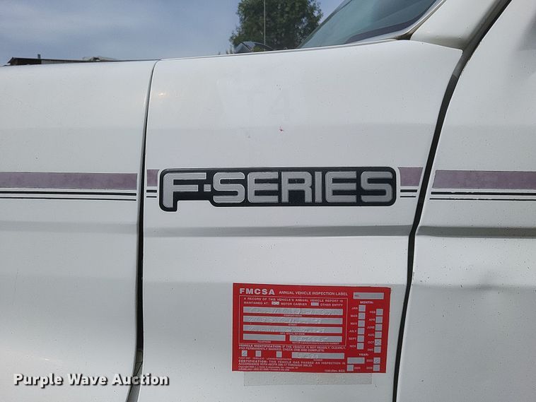 image for item DQ3664 1999 Ford F800 flatbed truck