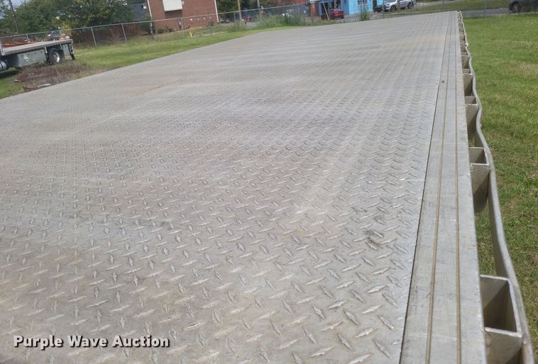 image for item DQ3664 1999 Ford F800 flatbed truck