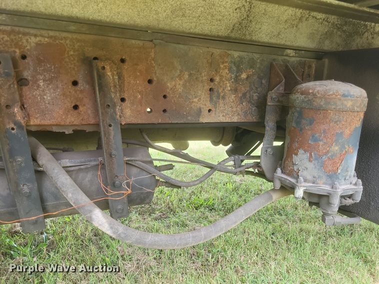 image for item DQ3664 1999 Ford F800 flatbed truck