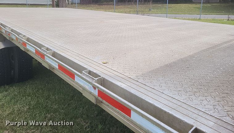 image for item DQ3664 1999 Ford F800 flatbed truck