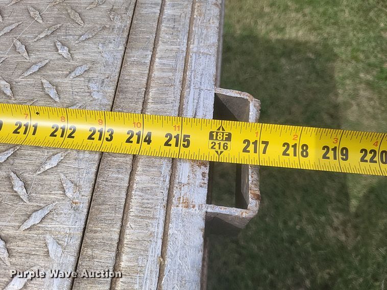 image for item DQ3664 1999 Ford F800 flatbed truck