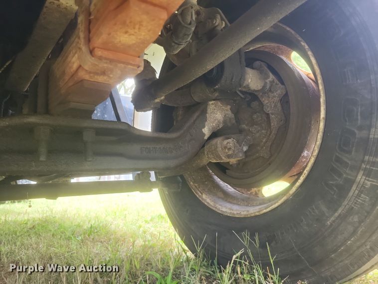 image for item DQ3664 1999 Ford F800 flatbed truck