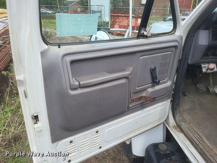 image for item DQ3664 1999 Ford F800 flatbed truck