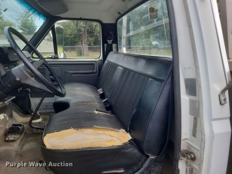 image for item DQ3664 1999 Ford F800 flatbed truck