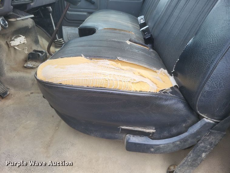 image for item DQ3664 1999 Ford F800 flatbed truck