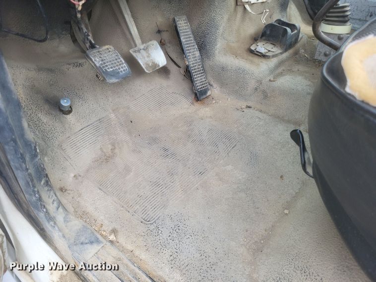 image for item DQ3664 1999 Ford F800 flatbed truck