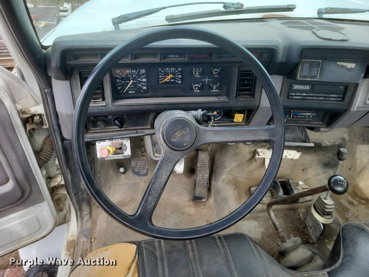 image for item DQ3664 1999 Ford F800 flatbed truck