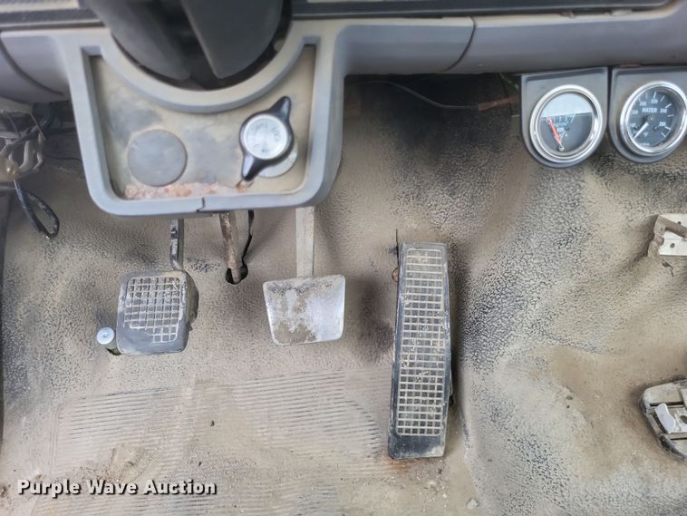 image for item DQ3664 1999 Ford F800 flatbed truck