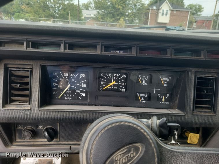 image for item DQ3664 1999 Ford F800 flatbed truck