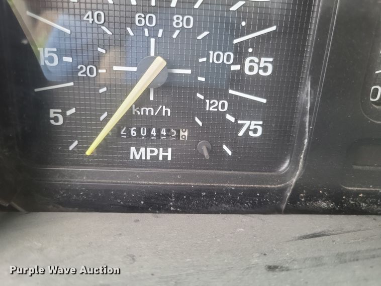 image for item DQ3664 1999 Ford F800 flatbed truck