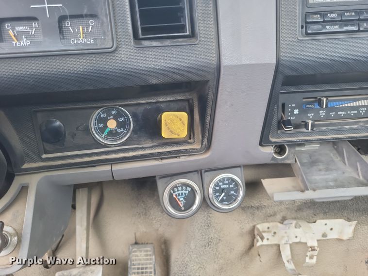 image for item DQ3664 1999 Ford F800 flatbed truck