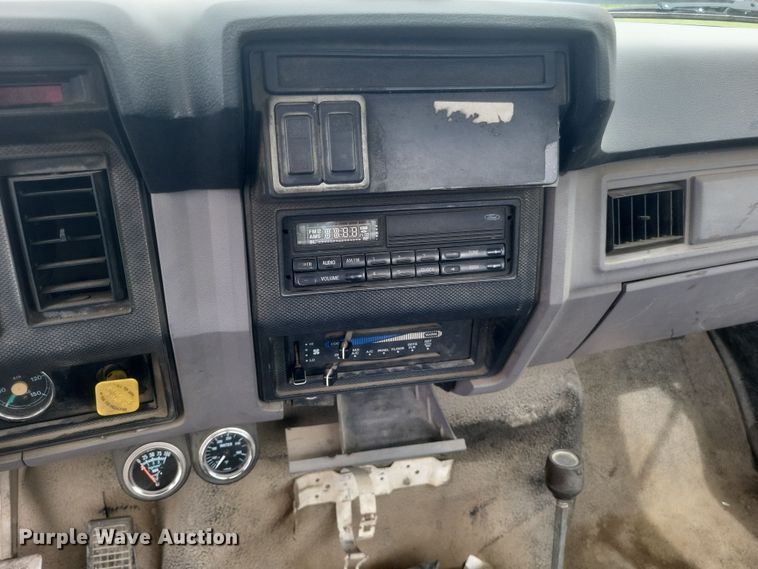 image for item DQ3664 1999 Ford F800 flatbed truck