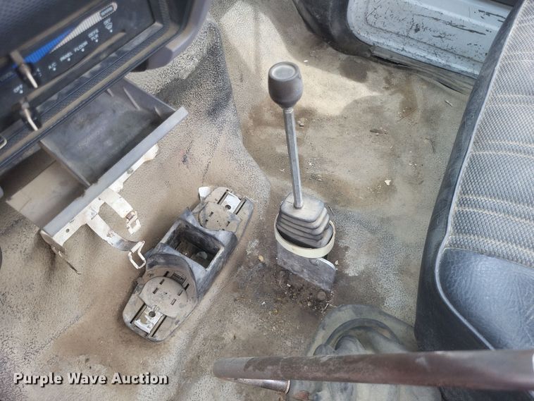 image for item DQ3664 1999 Ford F800 flatbed truck