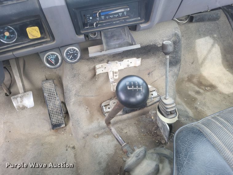 image for item DQ3664 1999 Ford F800 flatbed truck