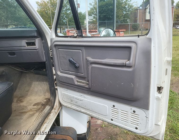 image for item DQ3664 1999 Ford F800 flatbed truck