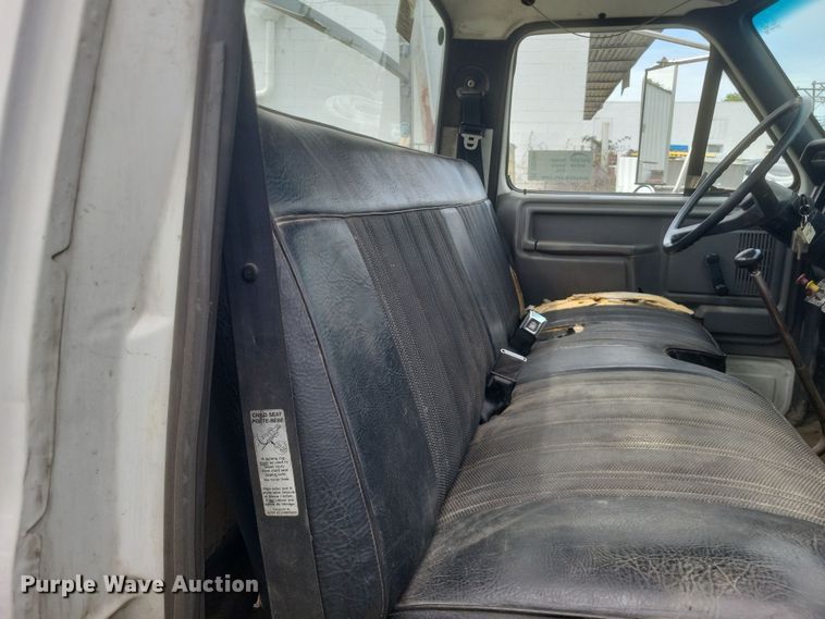 image for item DQ3664 1999 Ford F800 flatbed truck