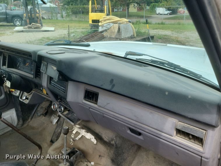 image for item DQ3664 1999 Ford F800 flatbed truck