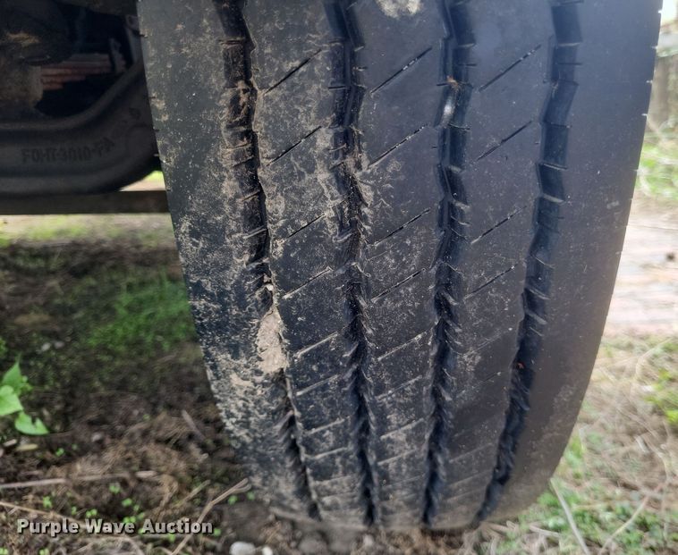 image for item DQ3664 1999 Ford F800 flatbed truck