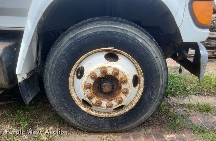 image for item DQ3664 1999 Ford F800 flatbed truck