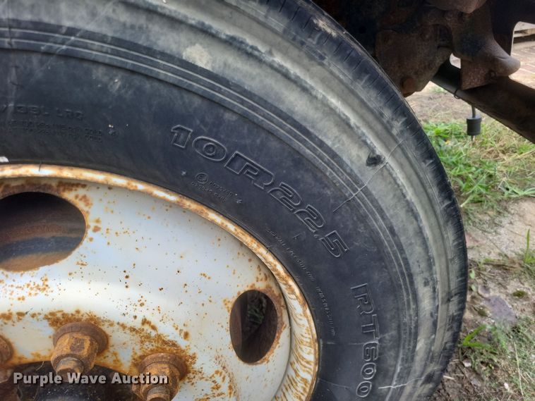 image for item DQ3664 1999 Ford F800 flatbed truck