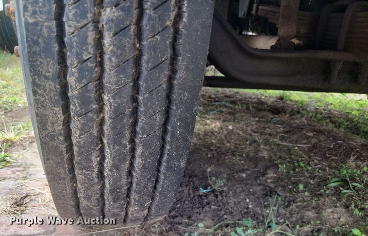 image for item DQ3664 1999 Ford F800 flatbed truck