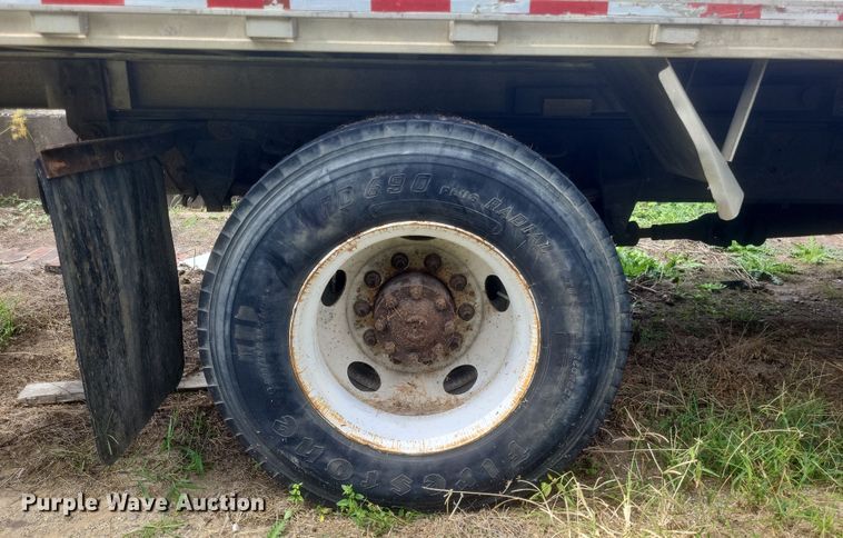 image for item DQ3664 1999 Ford F800 flatbed truck
