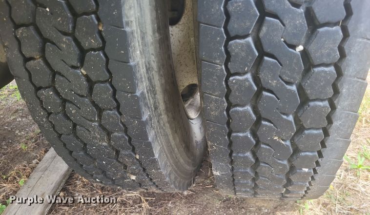 image for item DQ3664 1999 Ford F800 flatbed truck