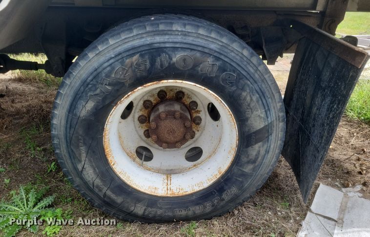 image for item DQ3664 1999 Ford F800 flatbed truck
