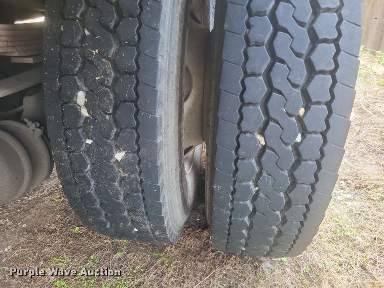 image for item DQ3664 1999 Ford F800 flatbed truck