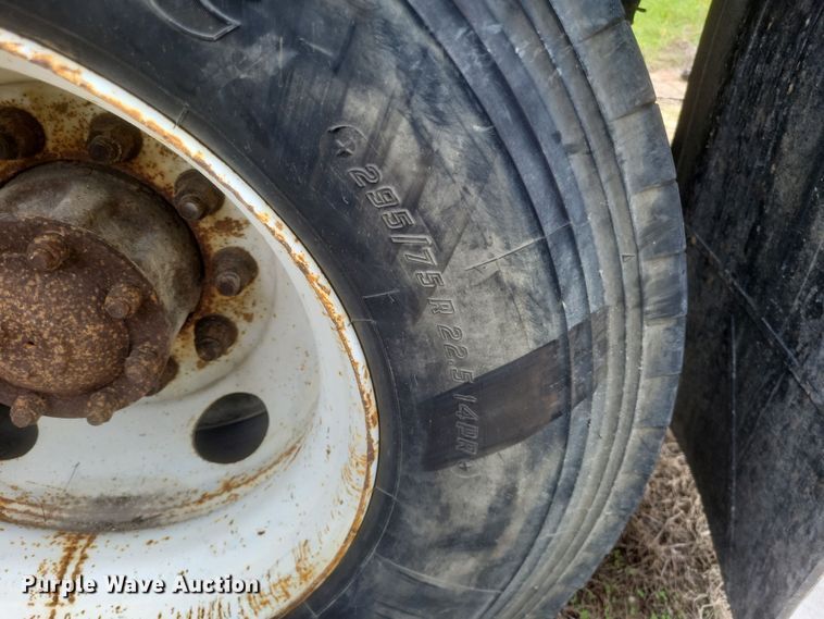 image for item DQ3664 1999 Ford F800 flatbed truck