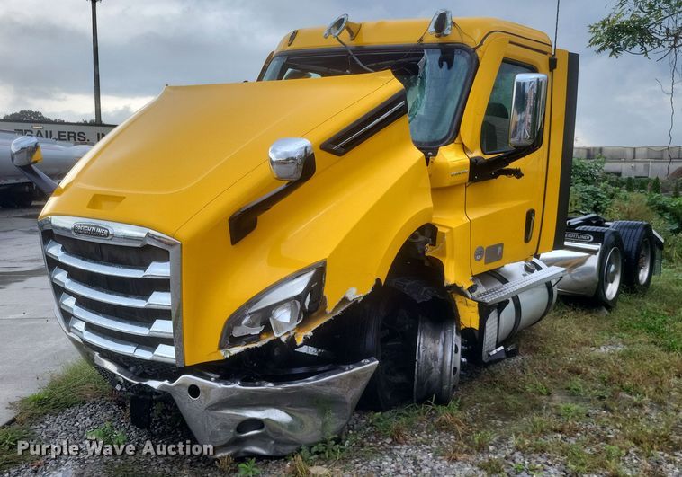 image for item DQ3685 2022 Freightliner  Cascadia 126 semi truck