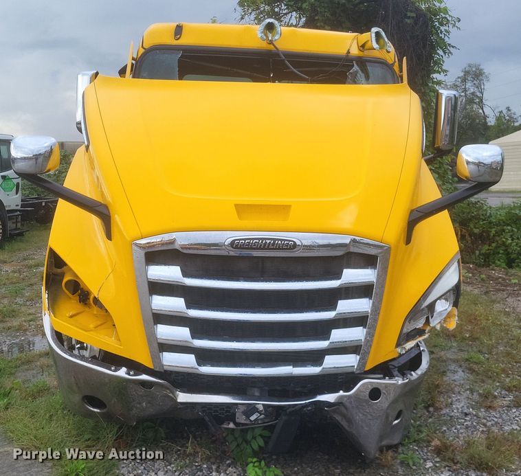 image for item DQ3685 2022 Freightliner  Cascadia 126 semi truck