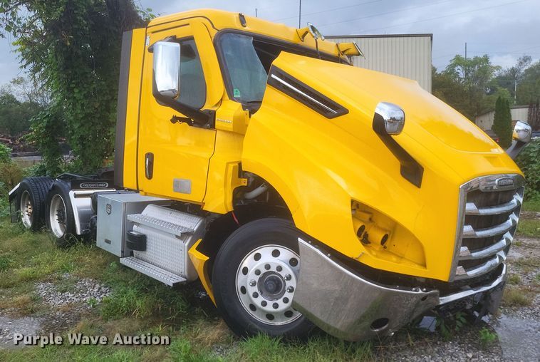 image for item DQ3685 2022 Freightliner  Cascadia 126 semi truck
