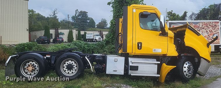 image for item DQ3685 2022 Freightliner  Cascadia 126 semi truck
