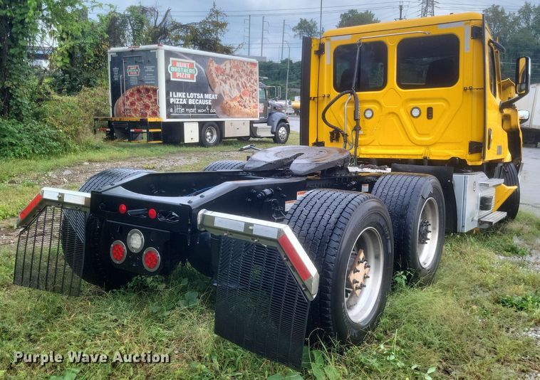 image for item DQ3685 2022 Freightliner  Cascadia 126 semi truck