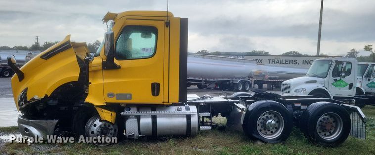image for item DQ3685 2022 Freightliner  Cascadia 126 semi truck