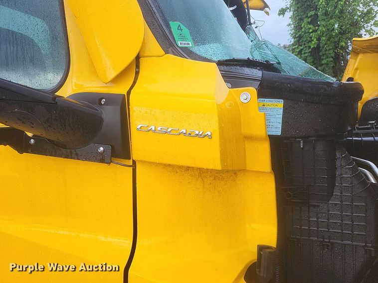 image for item DQ3685 2022 Freightliner  Cascadia 126 semi truck