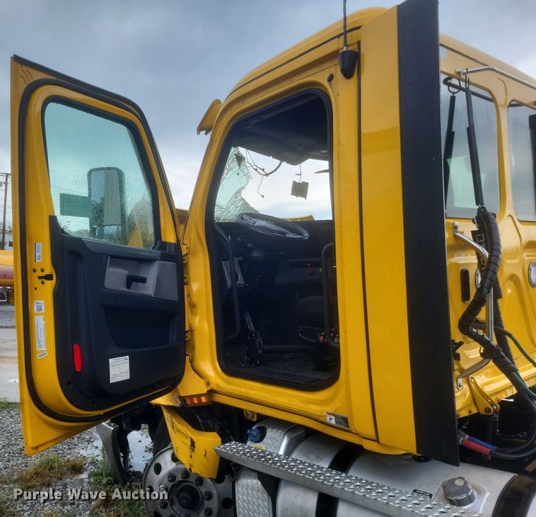 image for item DQ3685 2022 Freightliner  Cascadia 126 semi truck