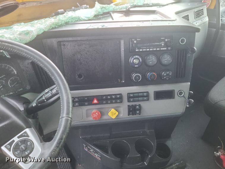 image for item DQ3685 2022 Freightliner  Cascadia 126 semi truck