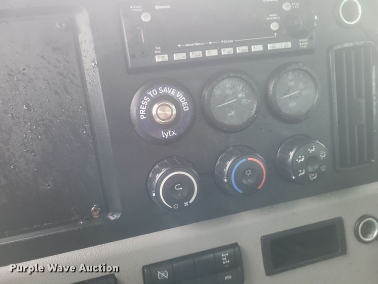 image for item DQ3685 2022 Freightliner  Cascadia 126 semi truck