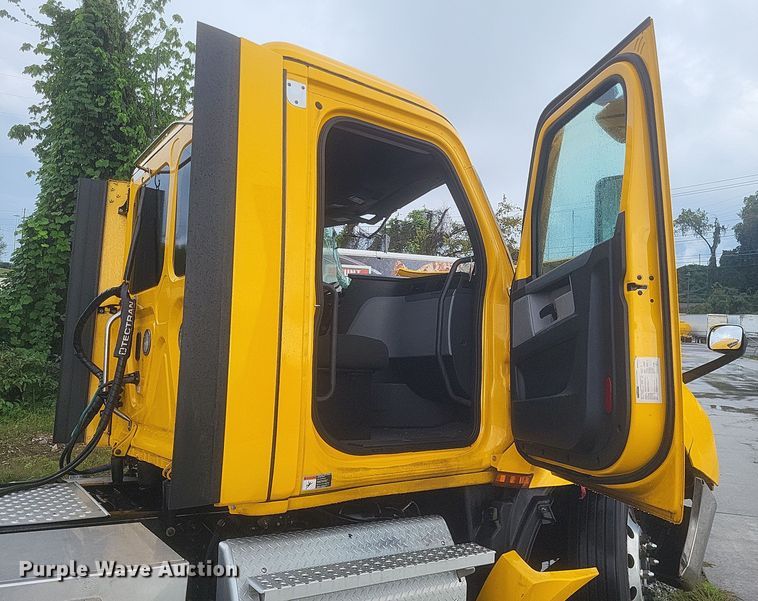 image for item DQ3685 2022 Freightliner  Cascadia 126 semi truck