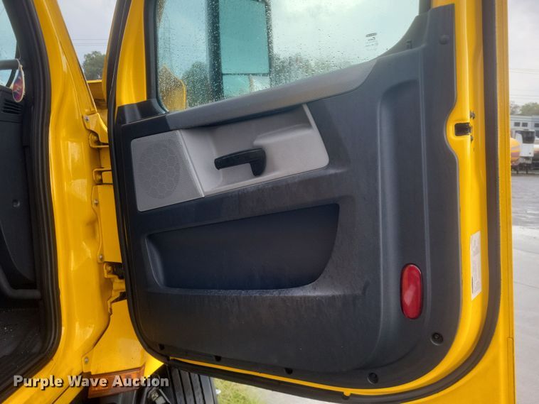 image for item DQ3685 2022 Freightliner  Cascadia 126 semi truck