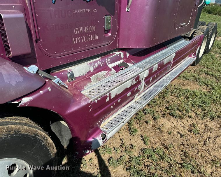 image for item DQ6843 1997 International  9200 Eagle semi truck