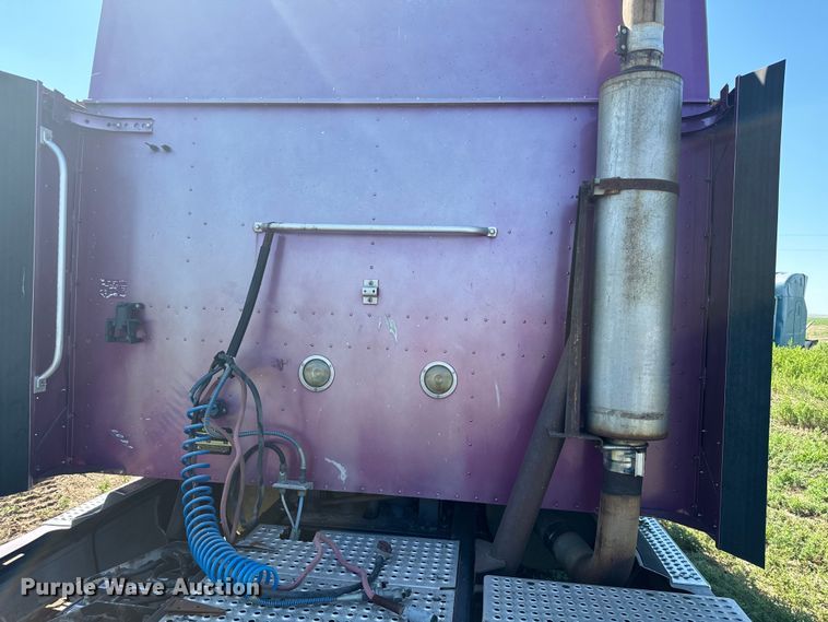 image for item DQ6843 1997 International  9200 Eagle semi truck