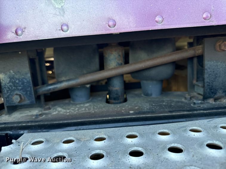 image for item DQ6843 1997 International  9200 Eagle semi truck